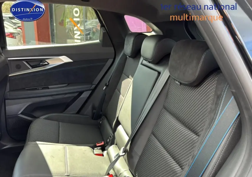 Vue latérale droite des sièges arrière en Alcantara noir avec surpiqûres bleues du Renault Austral 2026 esprit alpine.