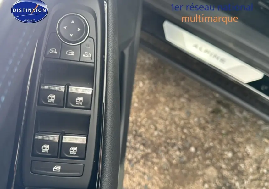 Gros plan sur la commande des vitres côté gauche avec seuil de porte noir marqué Alpine sur Renault Austral noir.