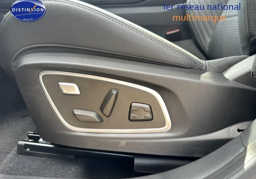 Gros plan sur les commandes électriques du siège conducteur noir du Renault Austral 1.2 e-tech full hybrid 200 esprit alpine.