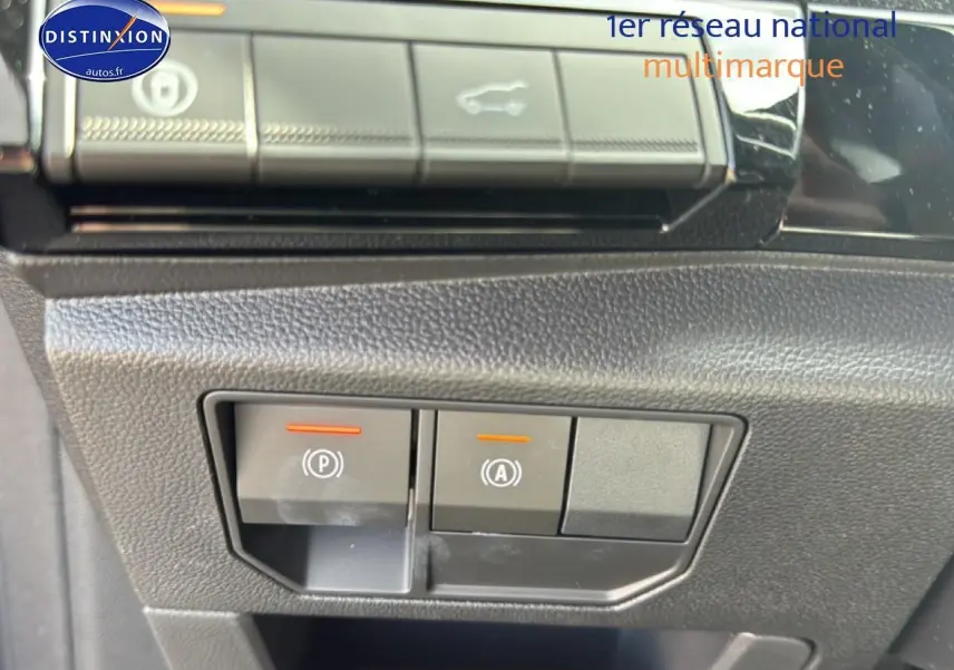 Gros plan sur les boutons de commande du frein de stationnement et de l'arrêt automatique dans un Renault Austral noir.