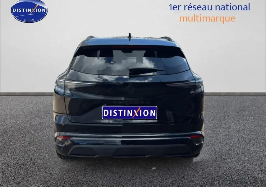 Vue arrière d'un Renault Austral noir 2026 avec feux arrière LED et barres de toit visibles.
