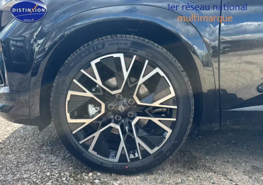 Gros plan sur la roue avant gauche du Renault Austral noir avec jante alliage 20 pouces au design géométrique.