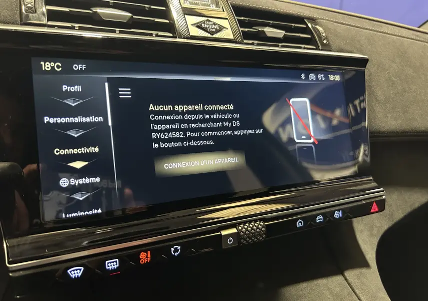 Vue rapprochée de l’écran tactile central du DS7 2024 avec menu de connectivité affiché sur fond noir.