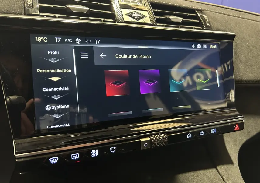 Vue rapprochée de l’écran tactile central du DS7 gris titane, affichant les options de personnalisation des couleurs d’écran.