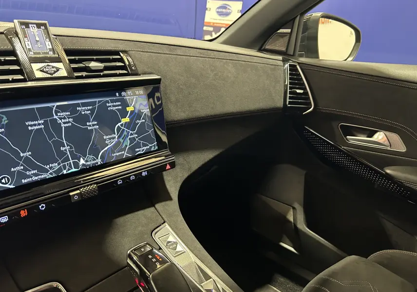 Vue intérieure côté passager du DS7 2024 gris titane, mettant en valeur l’écran tactile et les finitions en alcantara.