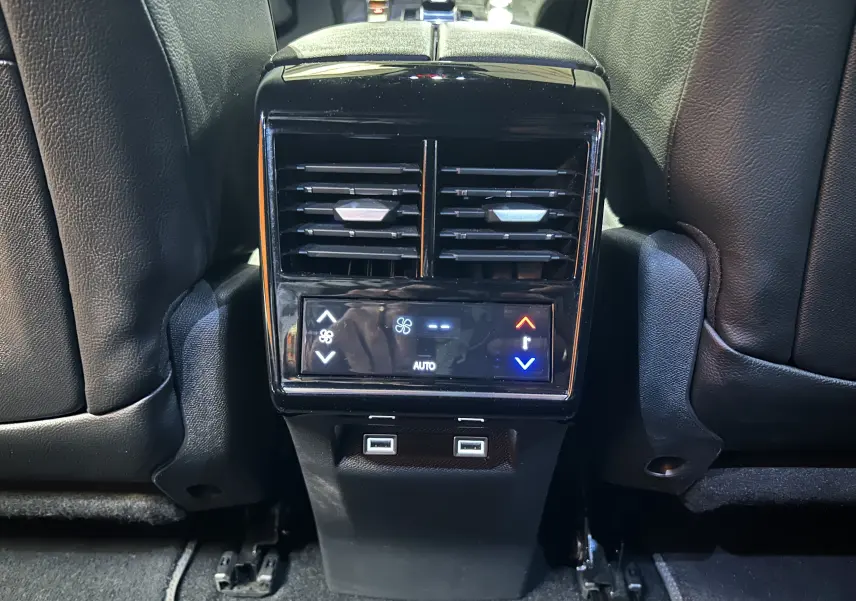 Vue rapprochée de la console arrière avec commandes de climatisation et ports USB du DS7 gris titane 2024.