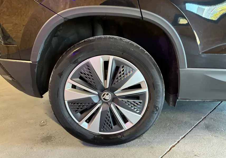 Gros plan sur la roue avant gauche noire du Skoda Karoq 2024 avec jante alliage 17'' SCUTUS et enjoliveur noir mat.