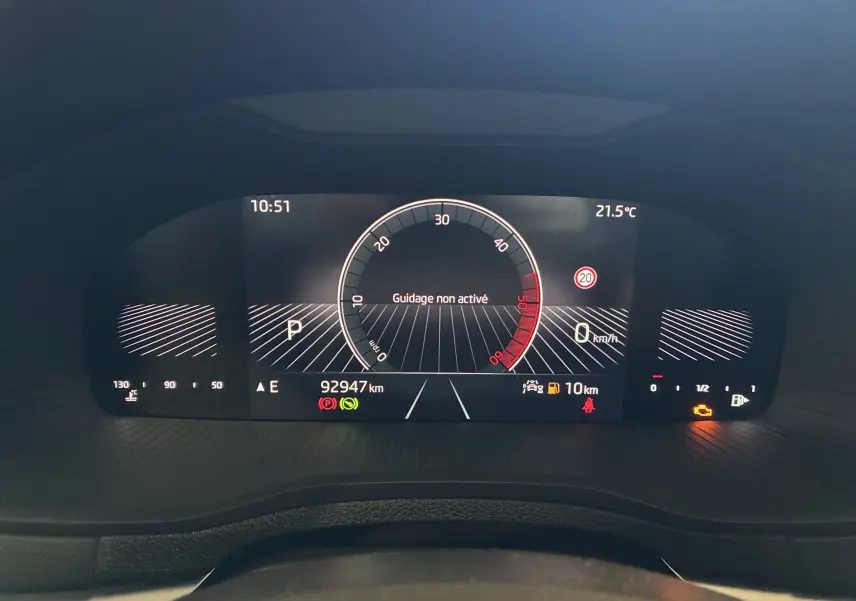 Affichage numérique du tableau de bord du Skoda Karoq noir, montrant la vitesse à 0 km/h et divers indicateurs actifs.