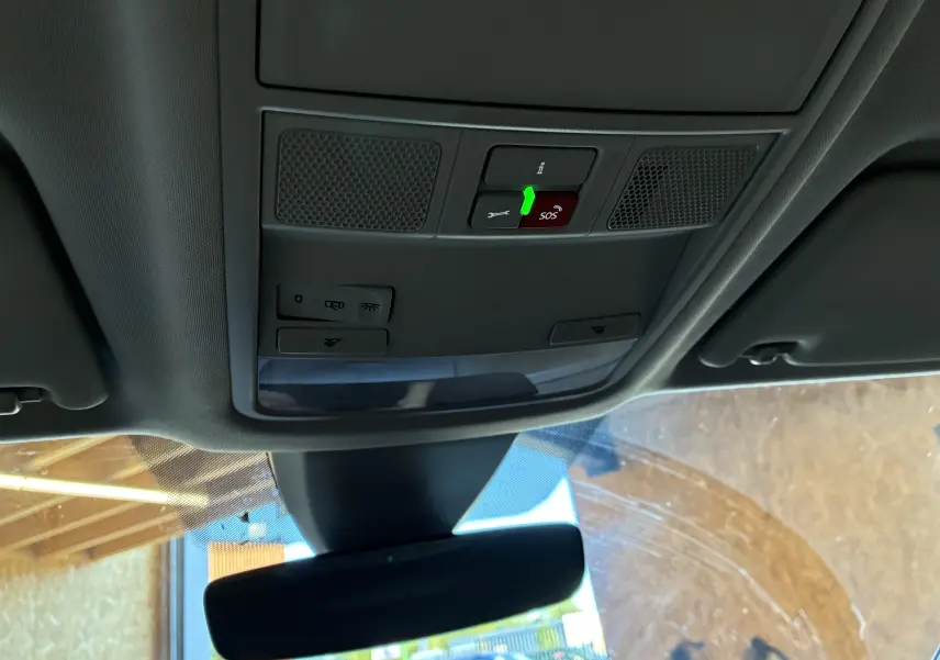 Vue intérieure du plafonnier avant du Skoda Karoq noir 2024 avec boutons SOS et éclairage intégré.