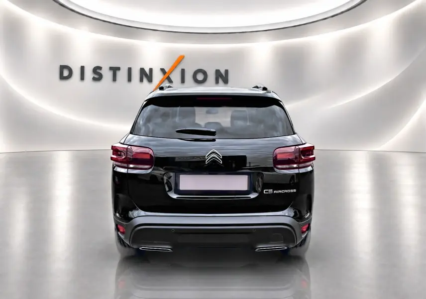 Vue arrière d'un Citroën C5 Aircross noir 2025 dans un showroom lumineux avec logo Distinxion en arrière-plan.