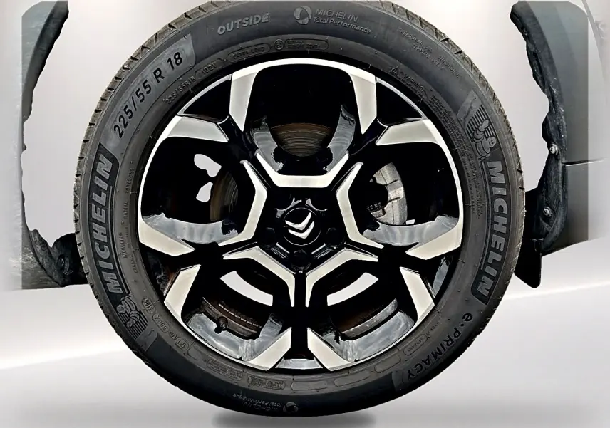 Gros plan sur la roue avant droite du Citroën C5 Aircross noir avec jante alliage bicolore et pneu Michelin.