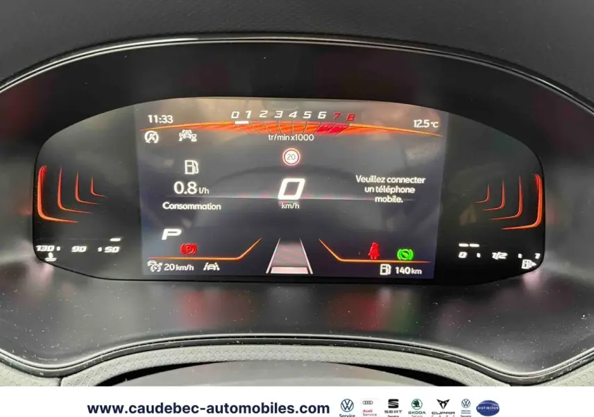 Affichage numérique du tableau de bord du SEAT Arona blanc, montrant la consommation et la vitesse à 0 km/h.