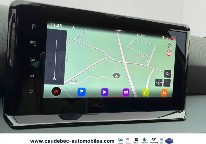 Écran tactile central du système de navigation du SEAT Arona, affichant une carte en mode jour.