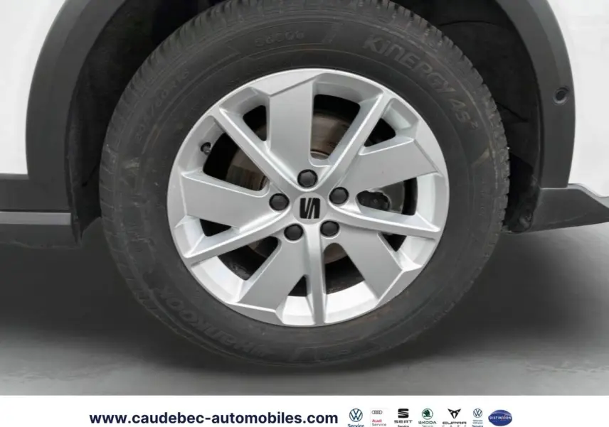 Gros plan sur la jante alliage 16 pouces argentée et pneu Hankook du SEAT Arona blanc côté arrière droit.