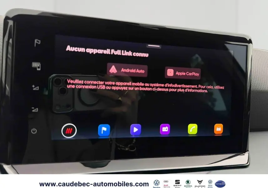 Écran tactile multimédia du SEAT Arona blanc, affichant les options Android Auto et Apple CarPlay.