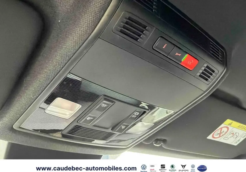Vue en contre-plongée du plafonnier intérieur noir avec commandes d’éclairage et bouton SOS du SEAT Arona blanc.