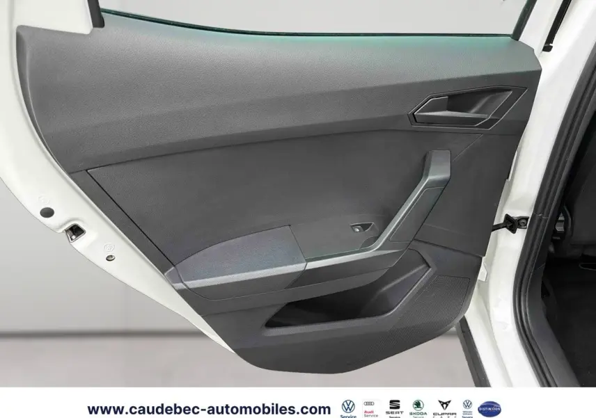 Vue rapprochée de la porte arrière gauche blanche du SEAT Arona 2026, montrant son habillage intérieur noir.