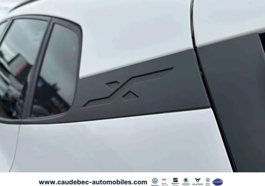 Détail du montant arrière noir avec motif géométrique sur SEAT Arona blanc, côté gauche du véhicule.