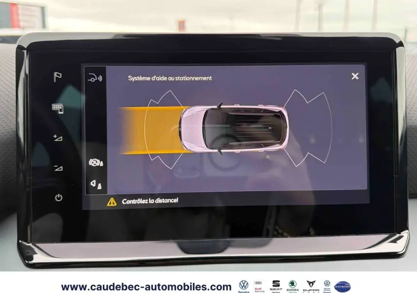 Écran intérieur montrant l’aide au stationnement du SEAT Arona blanc vu de dessus avec alertes de proximité.
