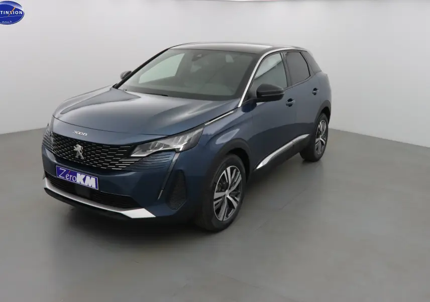 Peugeot 3008 bleu Célèbes métal vue 3/4 avant droit avec calandre noire et jantes alliage bicolores.