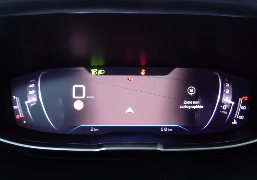 Tableau de bord numérique du Peugeot 3008 2023 affichant la vitesse à 0 km/h et une zone non cartographiée.