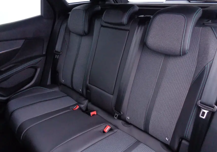 Vue intérieure sur les sièges arrière noirs avec surpiqûres bleues du Peugeot 3008 2023 finition Allure Pack.