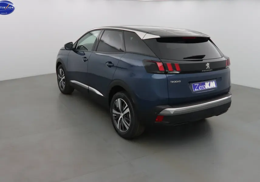Peugeot 3008 bleu Célèbes métal en vue 3/4 arrière droit, avec toit noir et feux arrière distinctifs à LED.