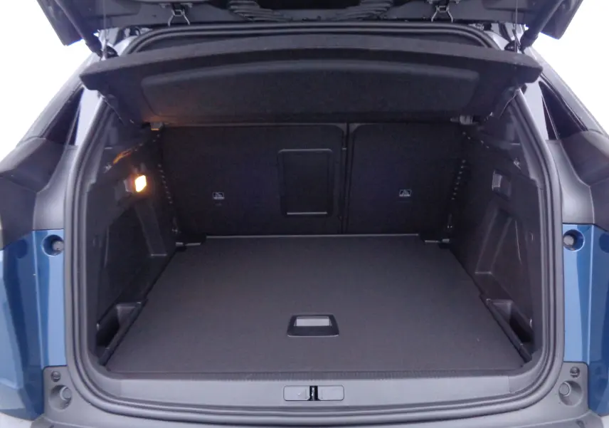 Coffre ouvert du Peugeot 3008 bleu Célèbes métal, vue arrière montrant un espace de chargement spacieux et bien fini.