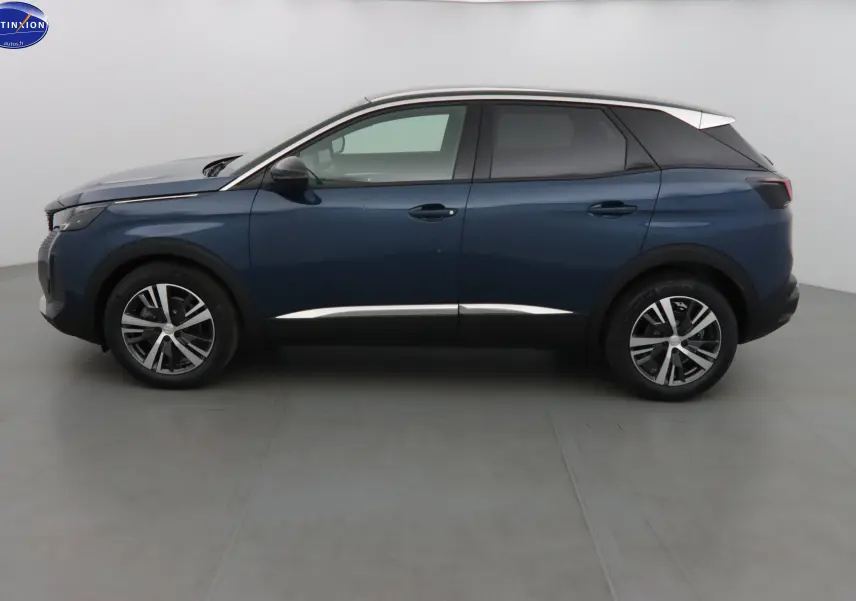 Vue latérale droite d'un Peugeot 3008 bleu Célèbes métallisé avec toit blanc et jantes alliage bicolores.