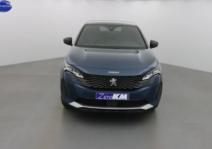Peugeot 3008 bleu Célèbes métal vue de face, mettant en valeur sa calandre distinctive et ses phares LED fins.