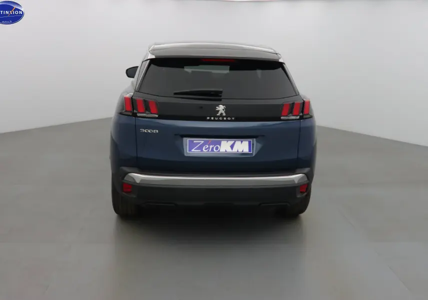 Vue arrière d'un Peugeot 3008 bleu Célèbes Métal avec feux arrière à griffes rouges et hayon fermé.