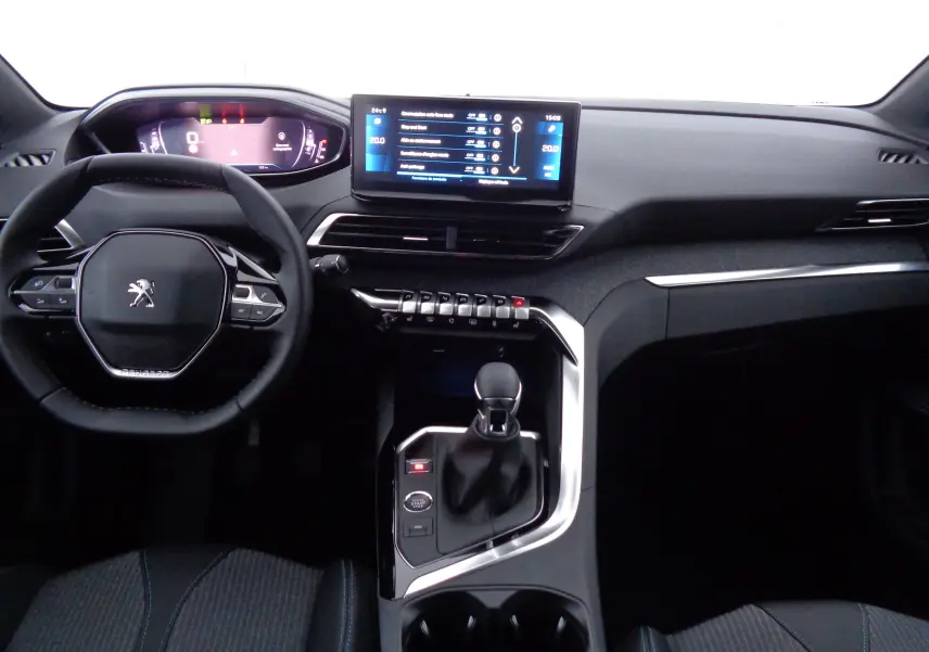 Vue intérieure avant du Peugeot 3008 2023 avec tableau de bord numérique et écran tactile central moderne.