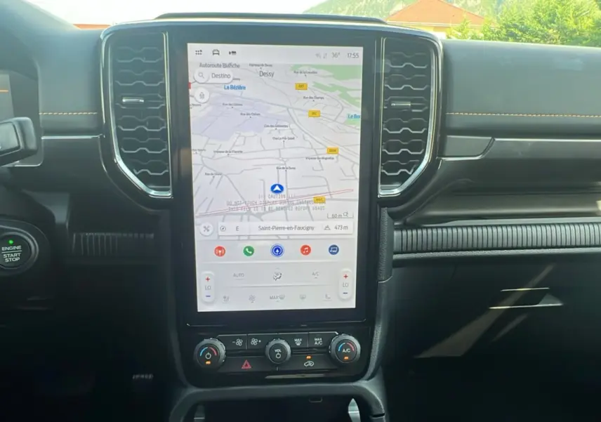 Vue rapprochée de la console centrale du Ford Ranger Wildtrak 2025 avec écran tactile GPS et commandes climatisation.