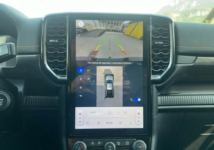 Écran central tactile du Ford Ranger Wildtrak 2025 montrant la caméra 360 et les commandes climatisation.