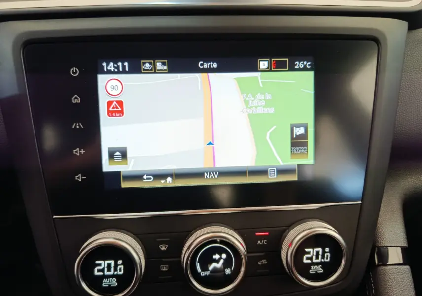 Écran tactile central affichant la navigation et commandes climatisation digitale du Renault Kadjar gris foncé, vue intérieure frontale.