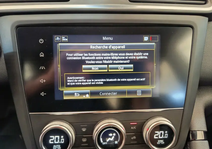 Écran tactile central affichant la recherche Bluetooth et commandes climatisation digitale dans un Renault Kadjar 2022.