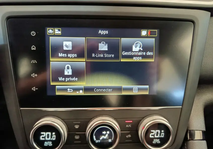 Écran tactile central et commandes climatisation digitale du tableau de bord du Renault Kadjar gris foncé 2022.