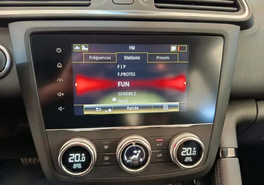 Écran tactile central et commandes climatisation du tableau de bord du Renault Kadjar Business gris foncé 2022.