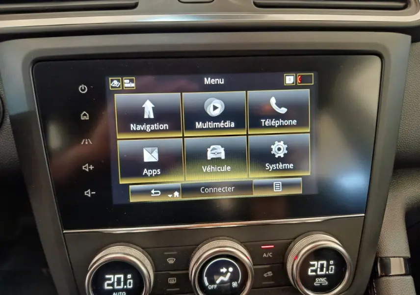 Écran tactile central du tableau de bord du Renault Kadjar Business 2022 avec commandes climatisation digitales à 20°C