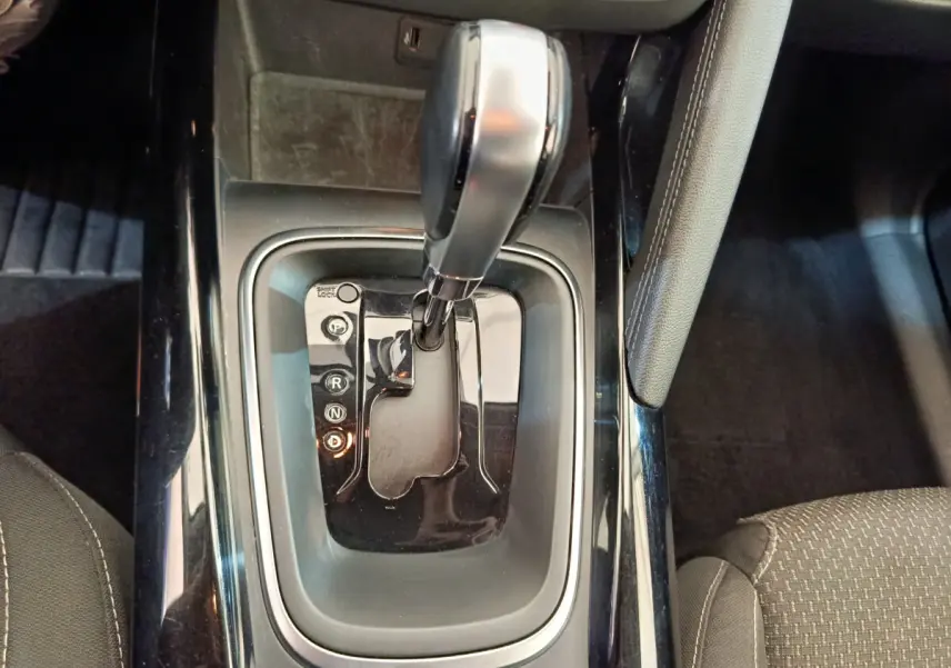 Vue plongeante sur la console centrale du Renault Kadjar 2022, levier de boîte auto et frein à main en cuir noir.