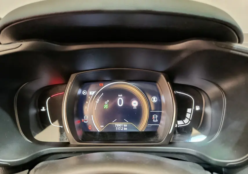 Gros plan sur le tableau de bord numérique du Renault Kadjar gris foncé, affichant la vitesse à 0 km/h et 79 901 km au compteur.