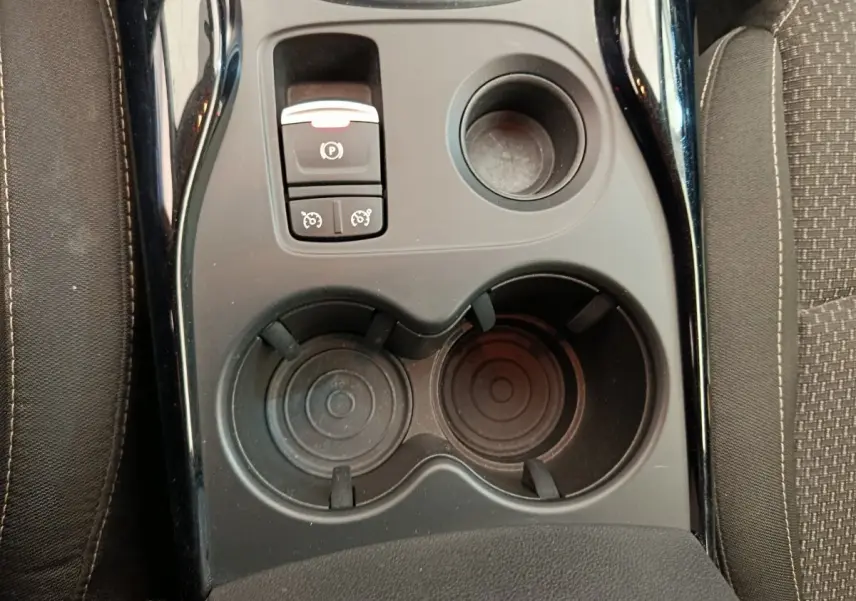 Vue plongeante sur la console centrale noire du Renault Kadjar Business Blue dCi 115 EDC 2022 avec frein à main électrique et porte-gobelets.