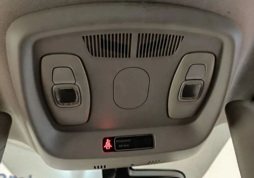 Plafonnier intérieur avec éclairages et témoin airbag passager allumé dans un Renault Kadjar gris foncé 2022.