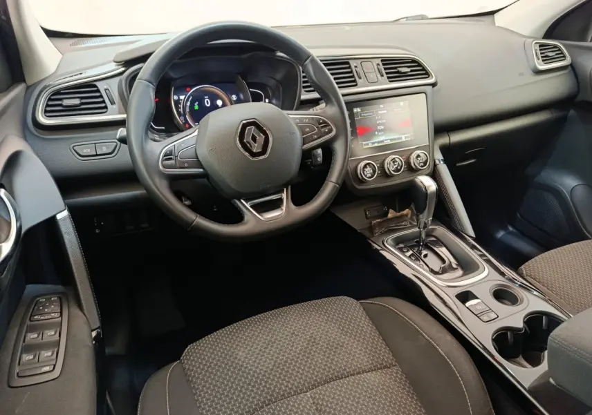 Intérieur Renault Kadjar Business 2022 vu côté conducteur, volant multifonctions, écran tactile et levier de boîte auto visibles.