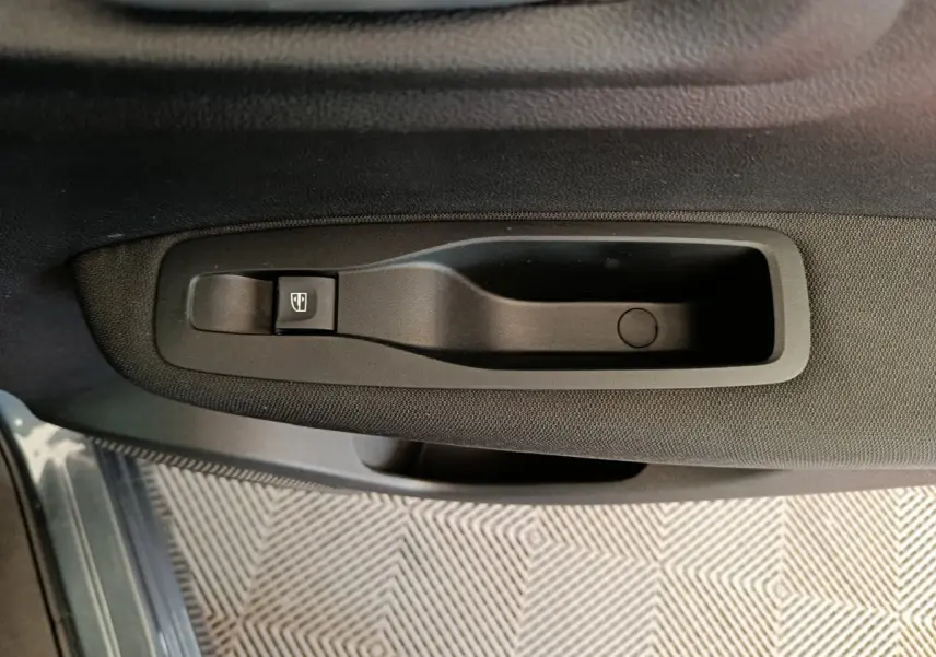 Poignée intérieure de porte côté gauche avec commande de lève-vitre sur Renault Kadjar gris foncé Business 2022.