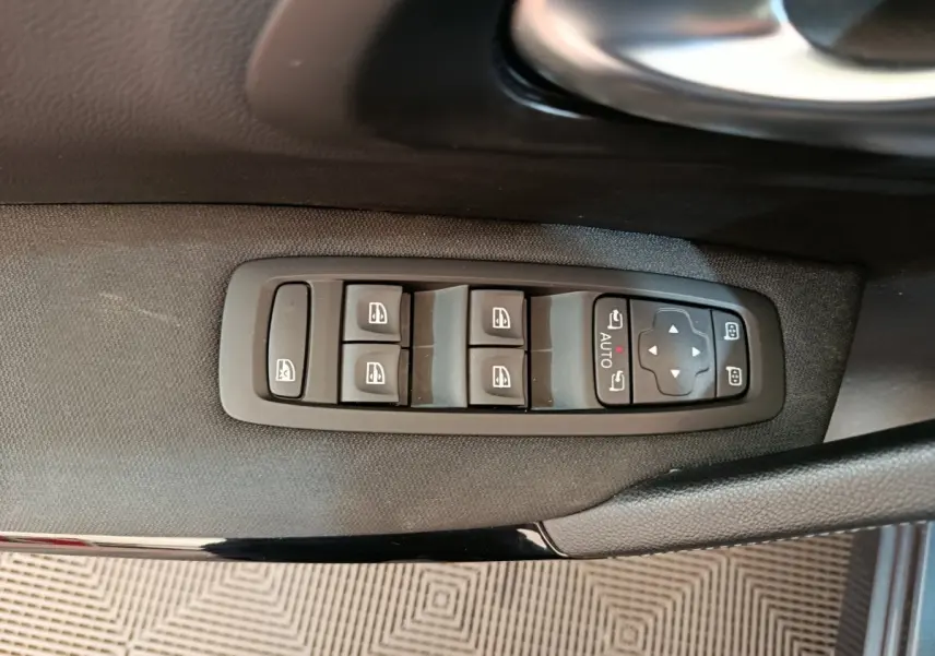 Panneau de commandes des vitres électriques et rétroviseurs sur la porte côté conducteur d'un Renault Kadjar gris foncé 2022.