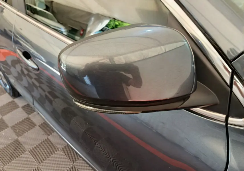 Rétroviseur côté gauche gris foncé du Renault Kadjar Business 2022 avec clignotant intégré, vue rapprochée.