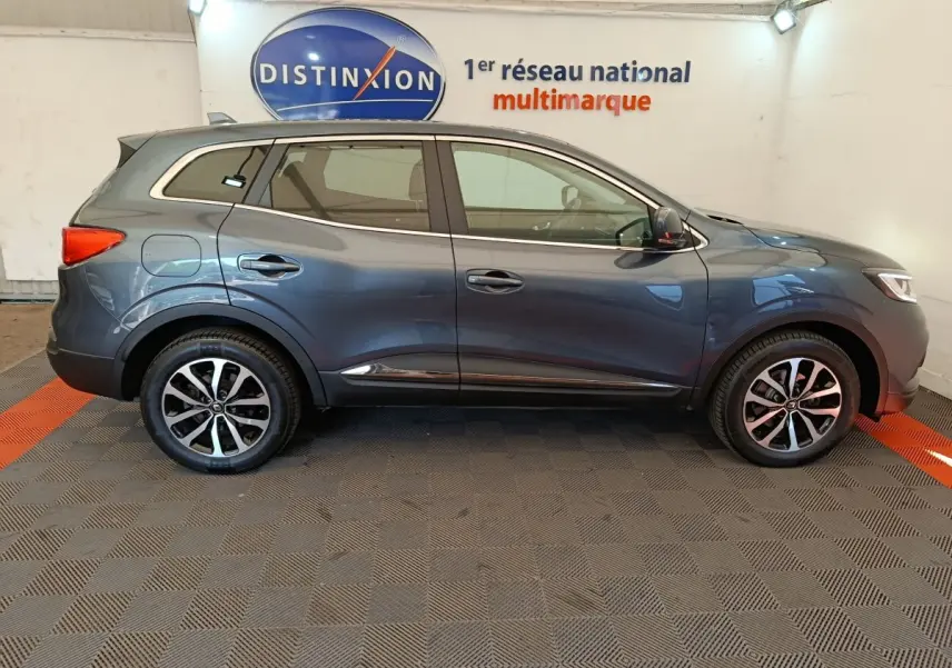 Profil côté gauche d'un Renault Kadjar Business gris foncé 2022 avec jantes alliage et rétroviseurs électriques.