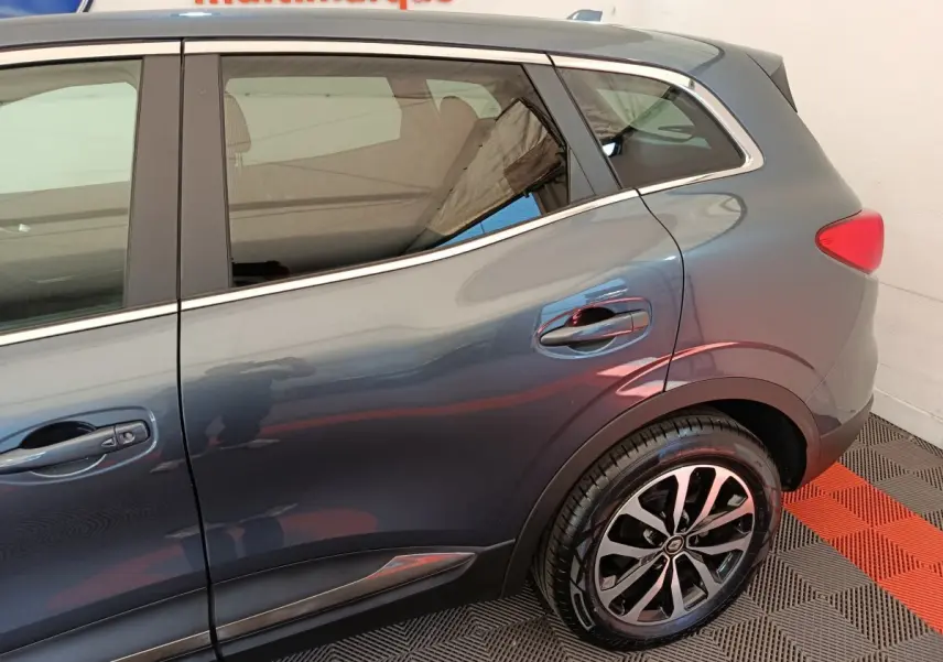 Vue latérale droite du Renault Kadjar Business gris foncé, mettant en valeur la jante alliage et la poignée de porte arrière.