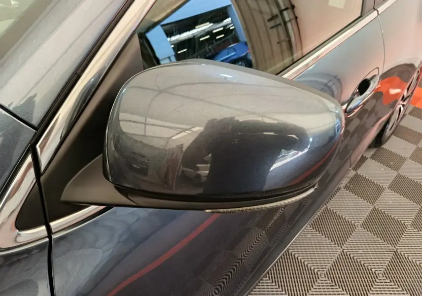 Rétroviseur droit gris foncé du Renault Kadjar Business 2022, avec clignotant intégré et carrosserie visible en arrière-plan.